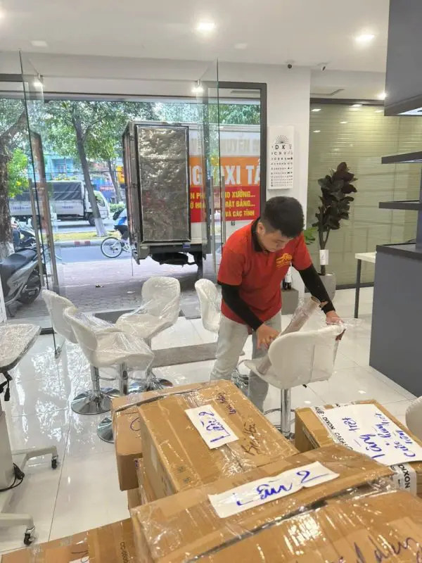 nhân viên đóng gói văn phòng phẩm cẩn thận